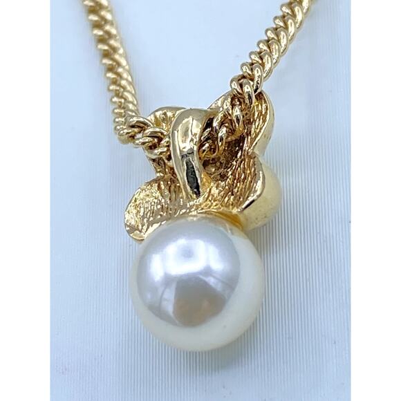 Christian Dior Gold-Tone Necklace with Pearl Pendant - 17-Inch Chain - Picture 7 of 13